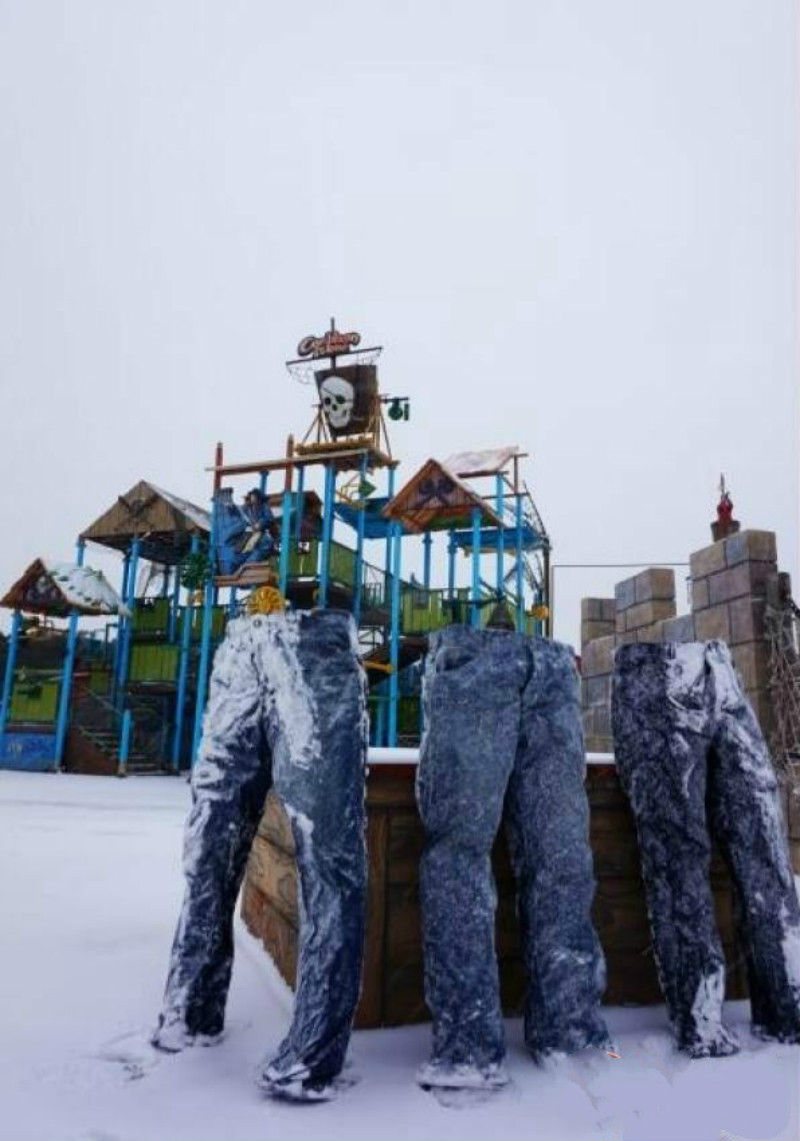 牛仔裤泡水,放到室外冻结,你将会得到一条会“走”的裤子