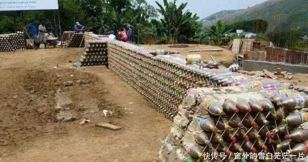 农村小伙用塑料瓶盖房子，人们都说他傻，结果却让人羡慕！