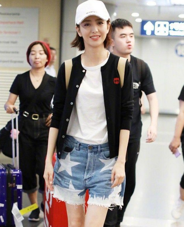 佟丽娅瘦出新高度，穿牛仔短裤凸显“筷子腿”,这有70斤吗?