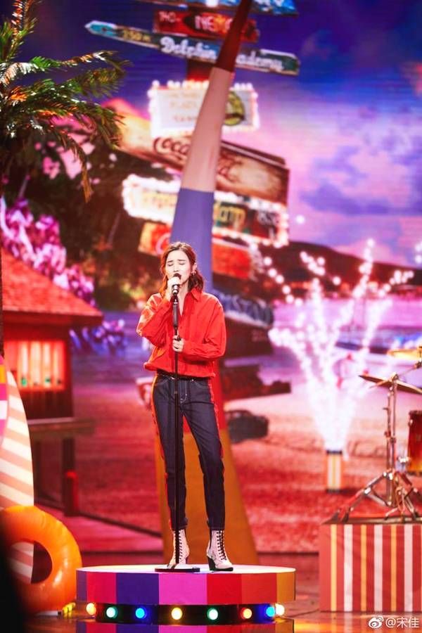 宋佳这气质连女人看了也会心动，学会穿红色美的就是不一样