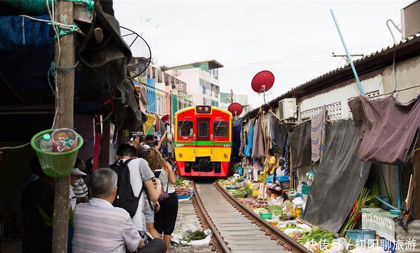 世界上最危险的菜市场，火车每天来回经过8次，次次擦肩而过