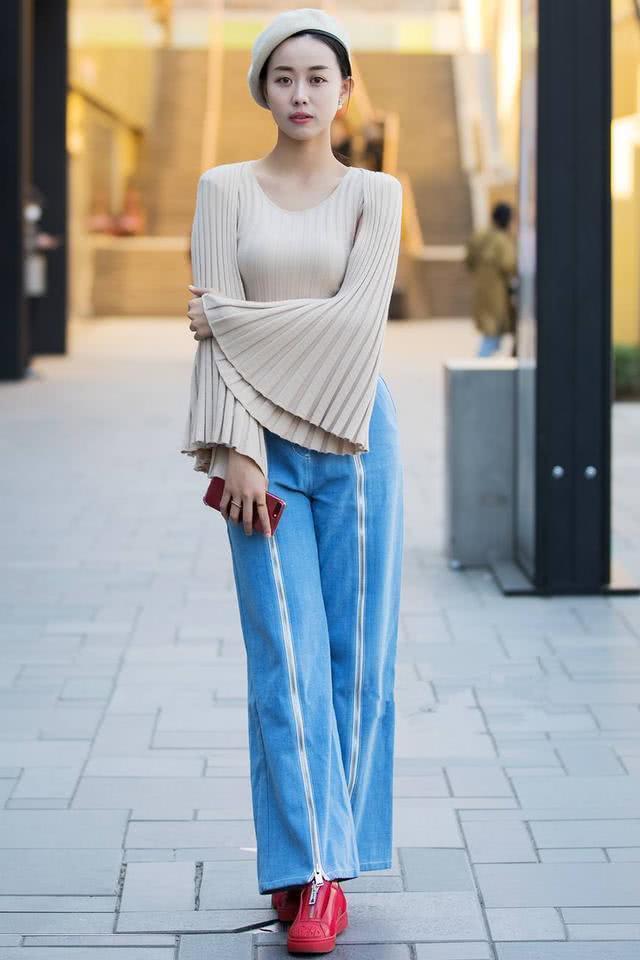 街拍：百看不厌知性的小姐姐，俊美迷人看着年轻！