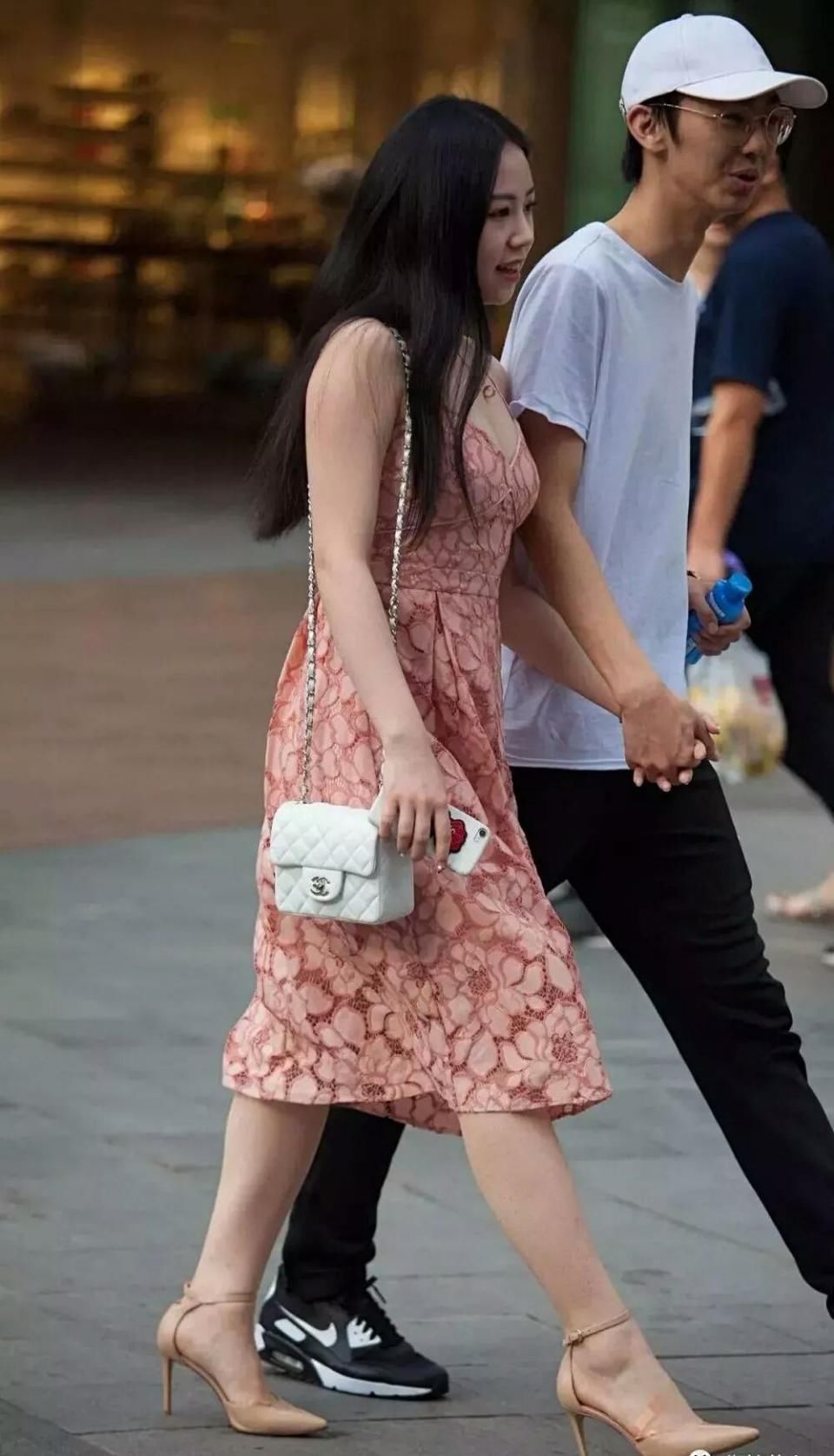街拍：身材很棒的粉裙美女和男友晒幸福