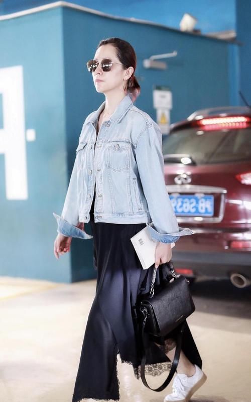  #女人#海青实力装嫩，牛仔外套内搭连衣裙女人味十足，优雅少女非常减龄
