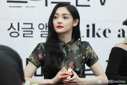 周洁琼与鞠婧祎同穿旗袍，同秀身材，网友：气质差距不止一点儿