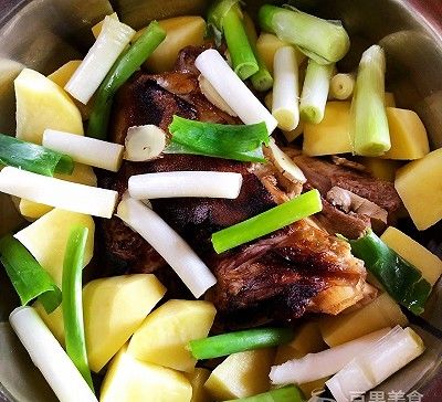 「外婆」外婆的祖传秘方—土豆蒸蹄膀