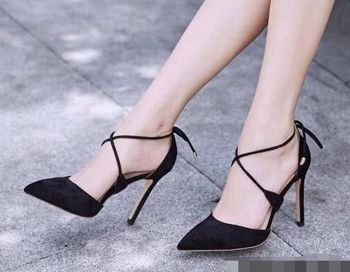尖头高跟鞋的性感，让人十分难忘，十分喜欢