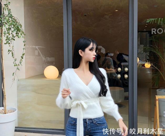 「展现出」牛仔裤怎么穿都好看,突显潮流时尚感!