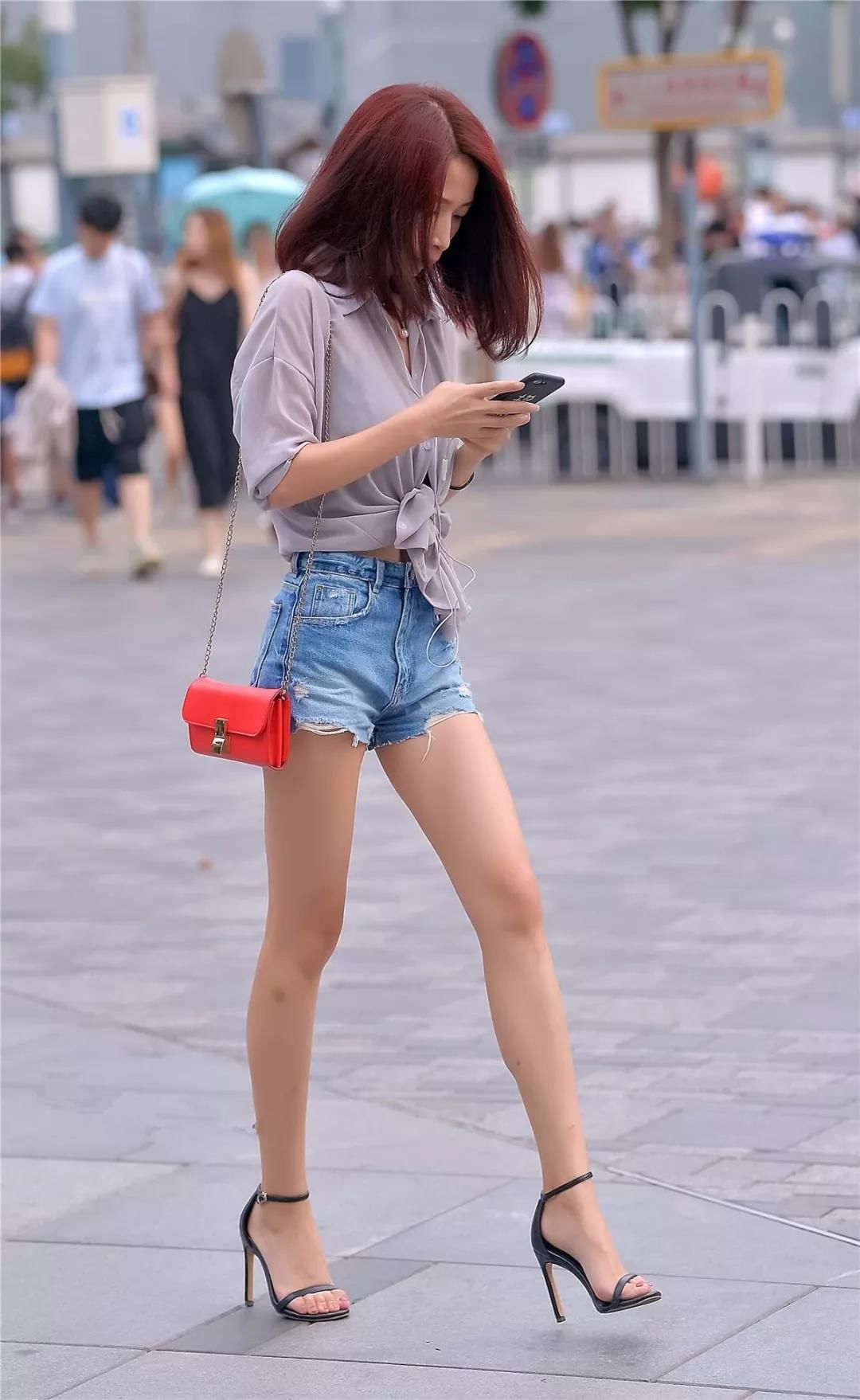 街拍路人，衬衫+牛仔裤+高跟凉鞋的穿搭参考，让你彰显女王气场