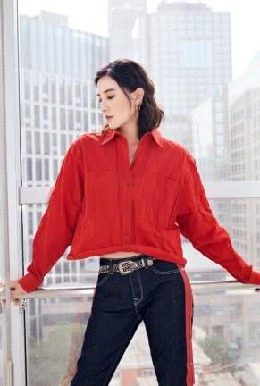 宋佳的鞋厉害了，鞋子尖得像个“铲子”，鞋带也要系1个小时吧！