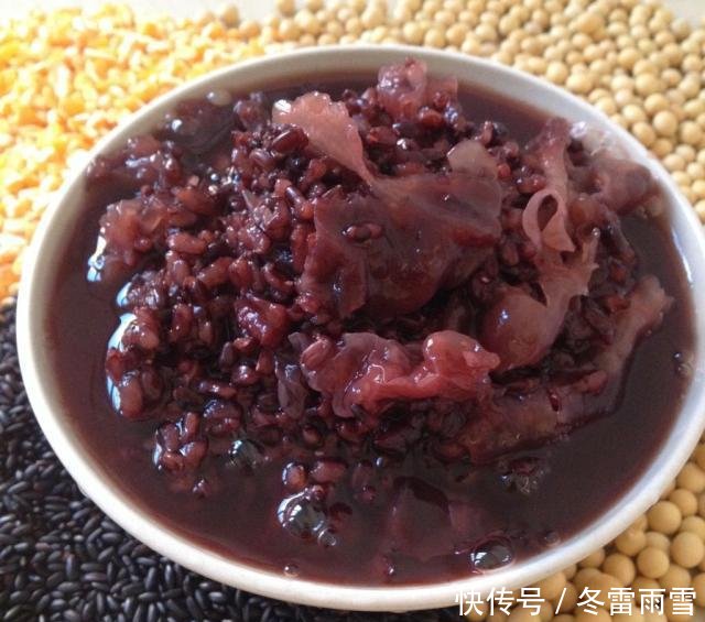 「出水」银耳和“它”天生一对,早晚喝一碗,补水养颜,助你喝出水润肌肤!
