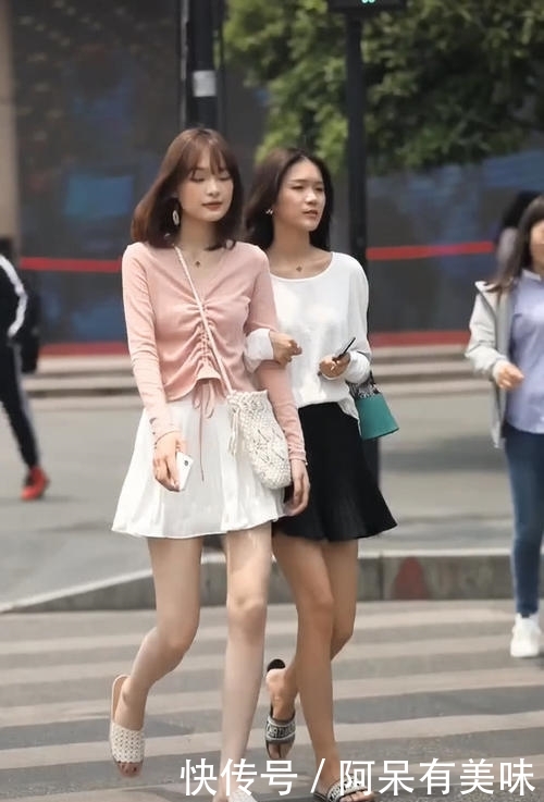  「美女」美女太“年轻”了,和女神穿闺蜜装,腿像10年没洗一样,佩服！