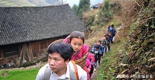  「远地区」我想农村这两种人有退休的工资，每月最少也能得到300