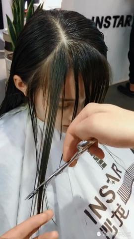 脸型微胖的小姑娘想改变一下自己的形象，剪了个网红刘海后美的让