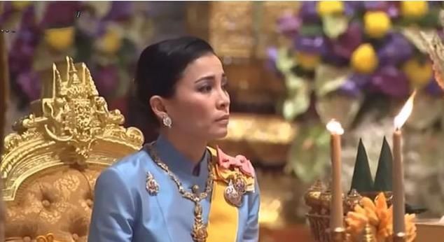 不容易■苏提达王后首次穿运动风,蓝色套装清新减龄,同框国王老公显少女