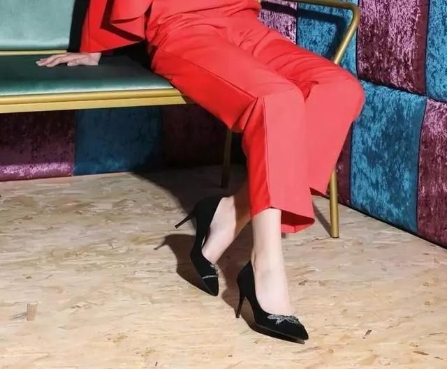 高跟鞋的文艺复兴-黑色高跟鞋回潮