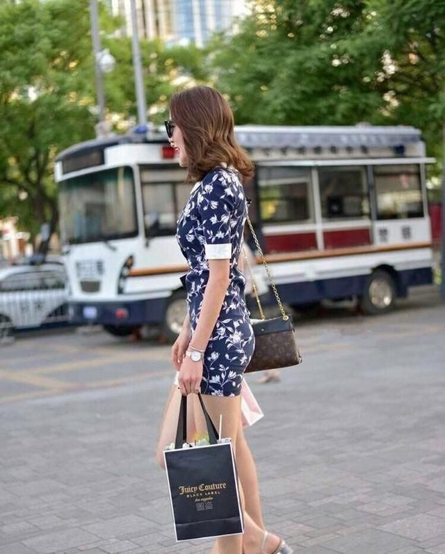 街拍：颜值高、身材好的小姐姐，穿搭短裙大秀美腿非常吸睛