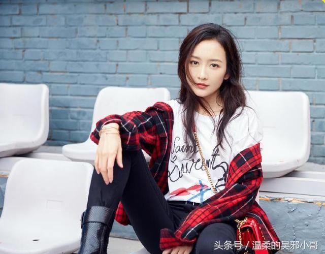 王鸥短靴紧身裤秀纤细大长腿，红色格纹衬衫搭手上，造型帅气满分