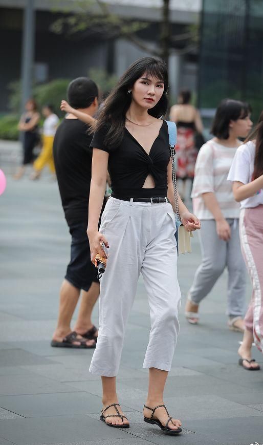 街拍:双胞胎穿“黑纱”上街，秀出腿型，别有一番风情!