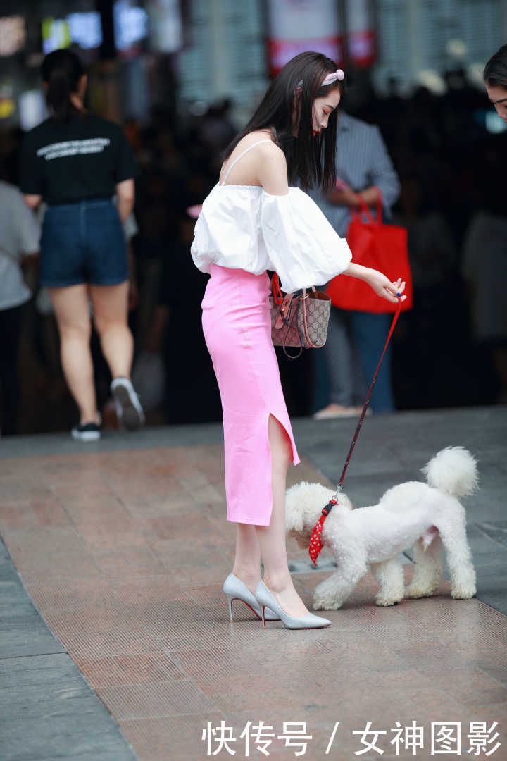 穿粉红包臀裙的小姐姐，遛狗的样子，好美！
