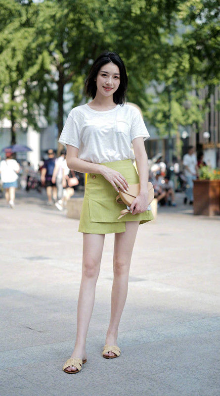 路人街拍，背心搭配波点裙，夏季的凉爽扑面而来