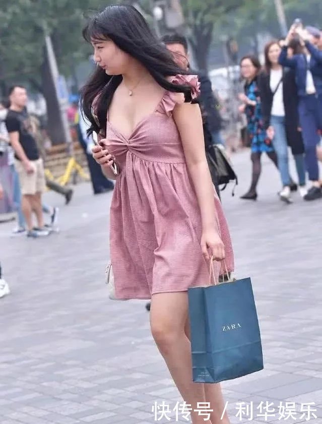 胖姐姐穿着一件非常性感低胸吊带,白皙饱满得上围被修饰的很迷人