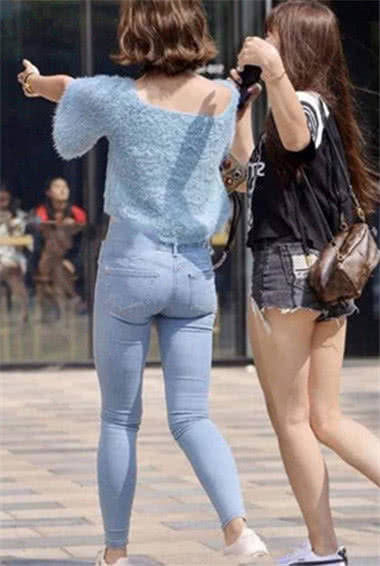 清新的小姐姐，浅蓝的紧身裤显出精健有力的曲线，感觉很清凉