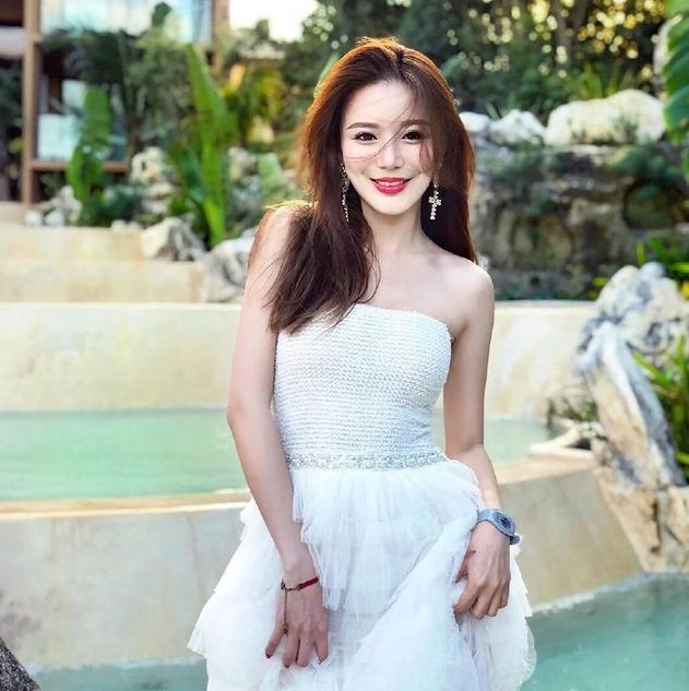 白色抹胸连衣裙，气质中带着几分温婉还带着几分小妩媚的气质