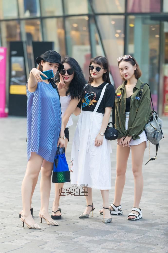 街拍:一袭黑裙，勾勒出美女窈窕的身材，黑丝长腿让人心旌摇曳