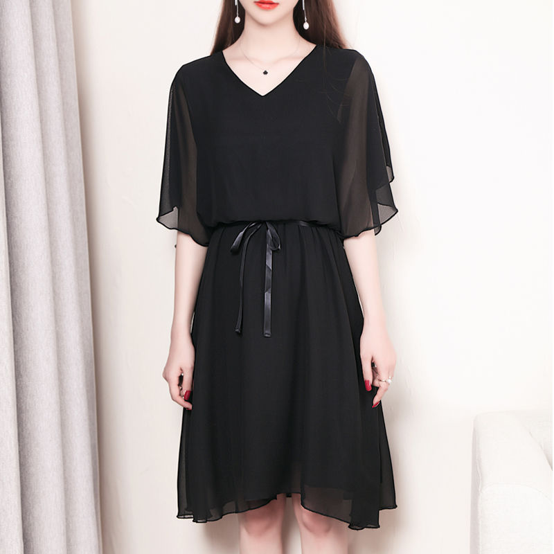 穿着“小黑裙”去约会,体现女生柔柔的气质,男友看的挪不开眼了