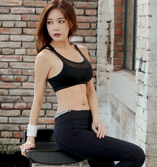 身材紧致的打底裤美女,秀出傲人曲线,回头率非常高!