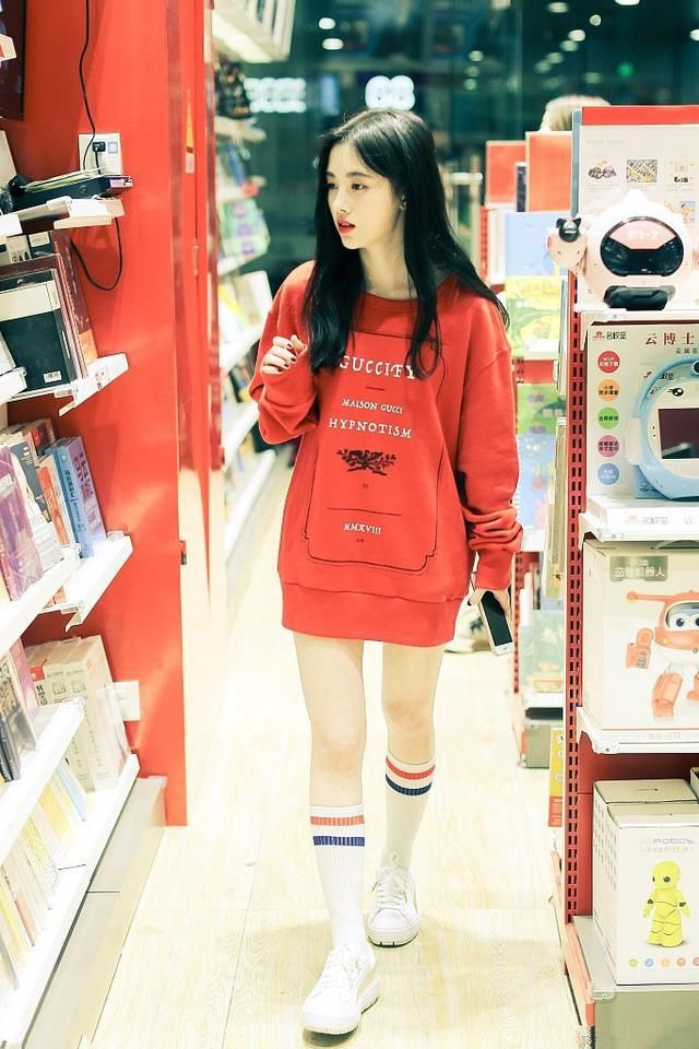 当鞠婧祎和杨幂同玩下衣失踪秀美腿，才终于明白腿长和腿细的差别