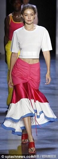 维密Gigi真豁出去了！大热天竟穿上羽绒服出街，同行的贝拉还光腿