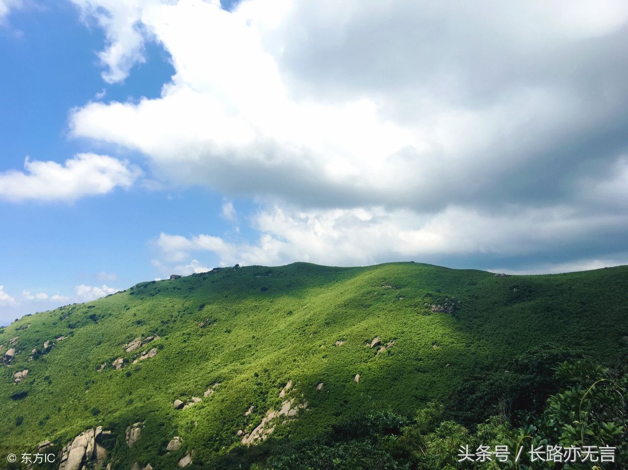秋日天空，天高云淡，往事都已遥远，甚至记不清某一朵云的微笑