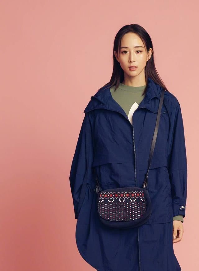  『蓝色』张钧甯太会穿了，蓝色风衣搭卫衣简约休闲，不仅好看，还很有个性