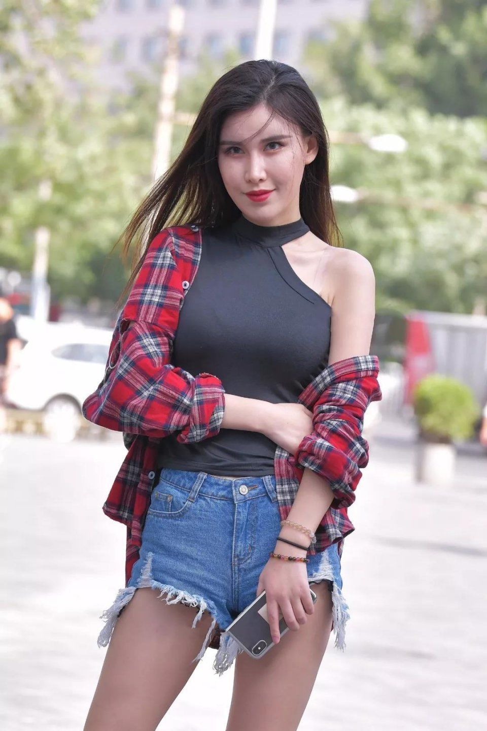 街拍美女：两位穿着时尚的漂亮小姐姐