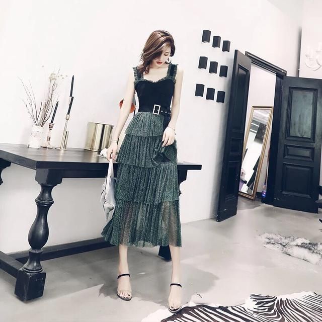 风华绝代御姐，露肩低领长裙穿搭，飘逸又女人味十足！