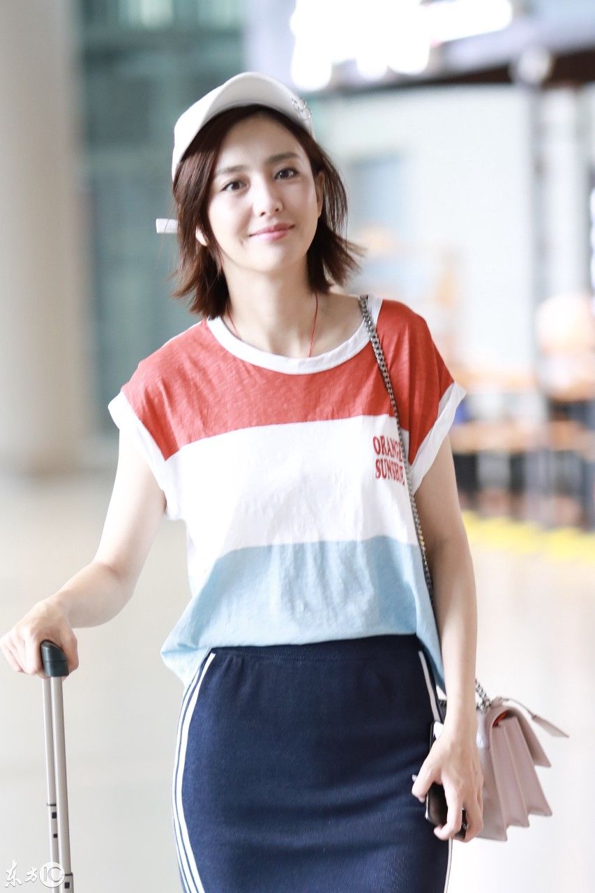 佟丽娅穿的红白蓝宽条T恤搭配包臀开衩裙实在太好看了 美不胜收