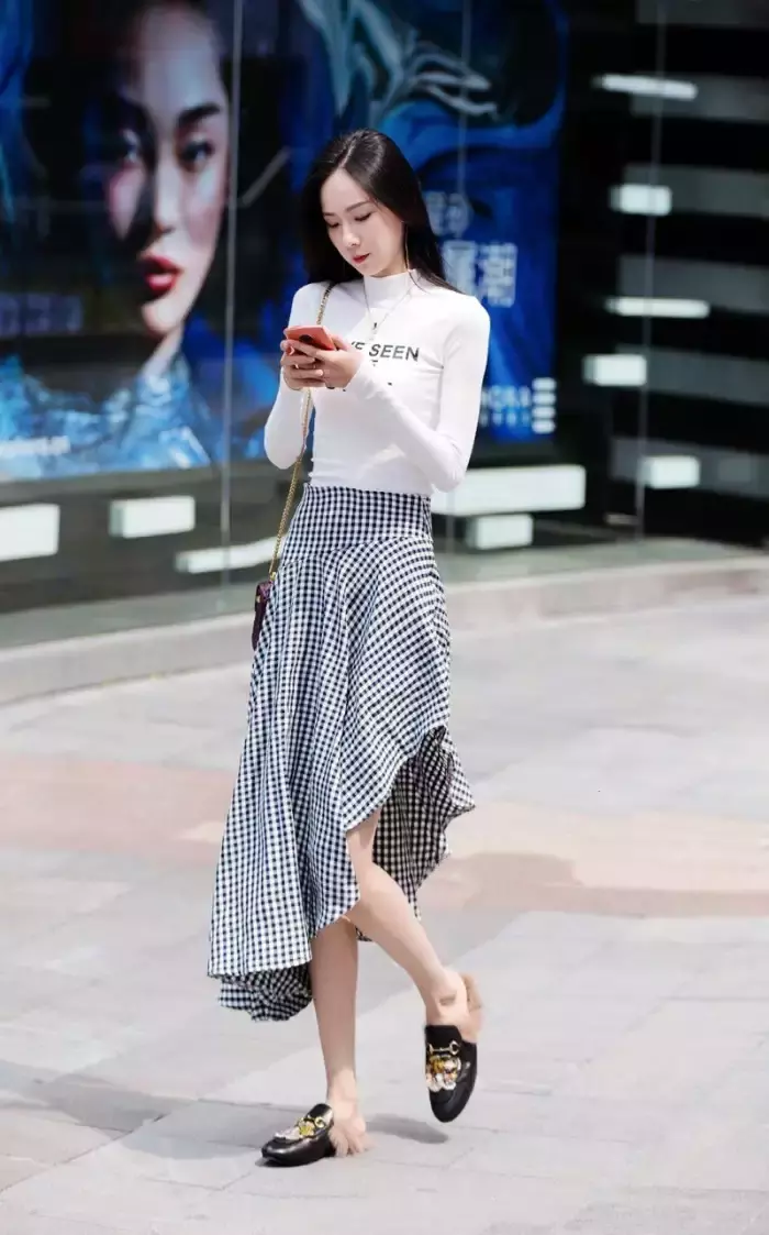 路人街拍，时尚的无袖上衣搭配干练的牛仔裤，打造出你的窈窕身姿