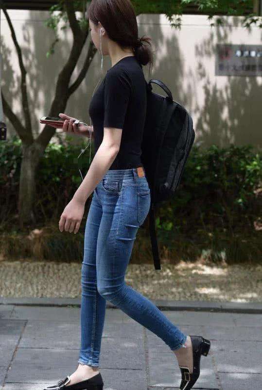 街拍:一样的牛仔裤,小姐姐能穿出不同的气质,不一样的配搭很重要!