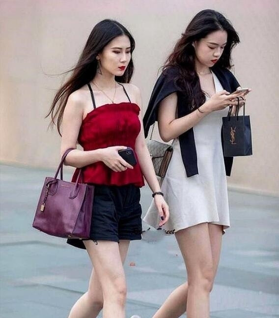 「英姿飒爽」美丽高跟妹子,英姿飒爽的秋天配美脚,秋天不冷吗?