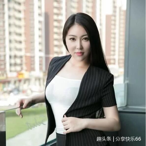 很有气质的白领小姐姐，普通穿搭也能秀出完美身姿，迷人！