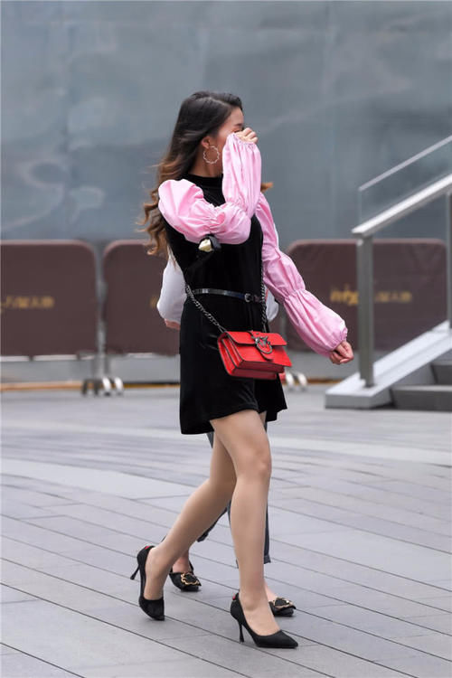 [黑色]路人街拍：气质出众的长发女神，粉红色和黑色搭配起来真的很好看！