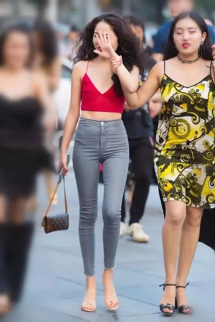 性感火辣的时尚小姐姐，牛仔裤穿的出神入化，网友：年纪轻轻就这