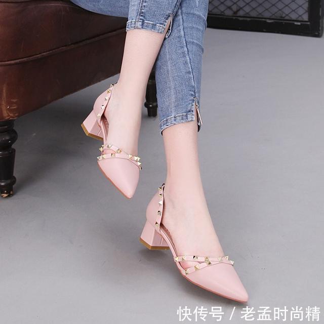  [女人味]女人秋天穿皮鞋就要穿绑带式样的，高贵又有女人味，秀出时尚美足