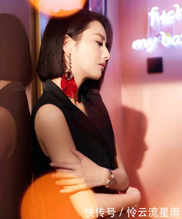 佟丽娅绝了,原本“糖片耳环”就很抢镜了,又来一双“塑料靴”!