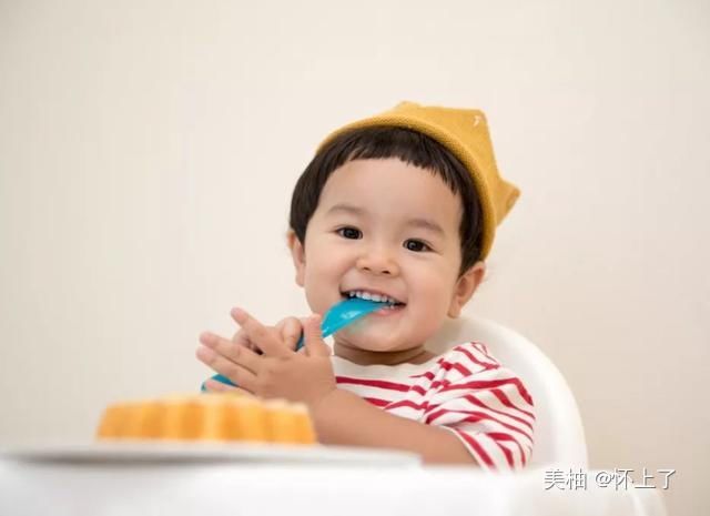 [食物]孩子爱吃的＂好吃的＂，却会影响大脑发育，不要因为宠溺就买给他