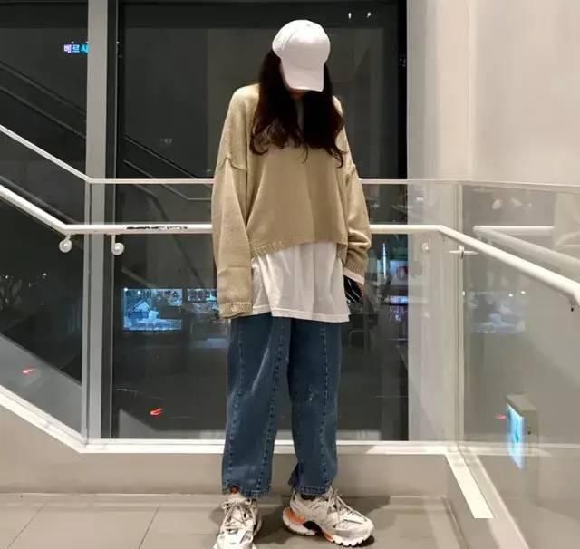  长裙■有了淡黄的长裙，你还需要一双运动休闲鞋！