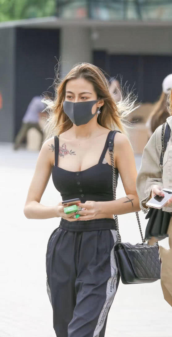 时尚小姐姐穿黑色吊带秀出丰腴饱满曲线,火辣身材很有看点