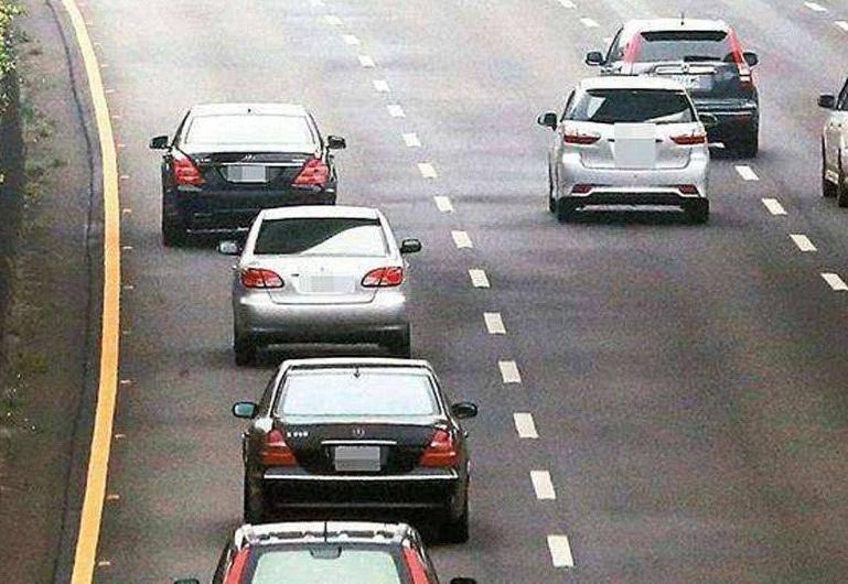 中国高速怪象, 为啥快车道却跑着最慢的车? 原因总算弄清了